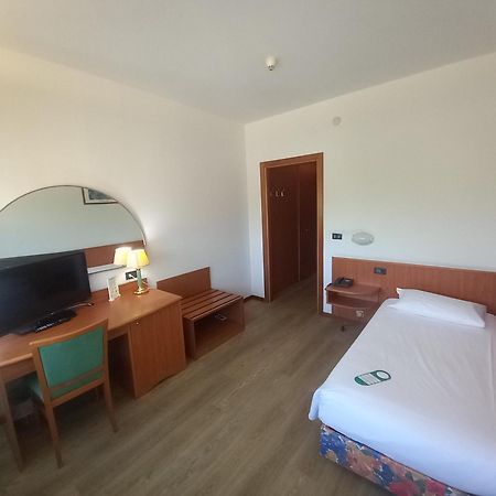 Hotel Cristallo Удине Экстерьер фото