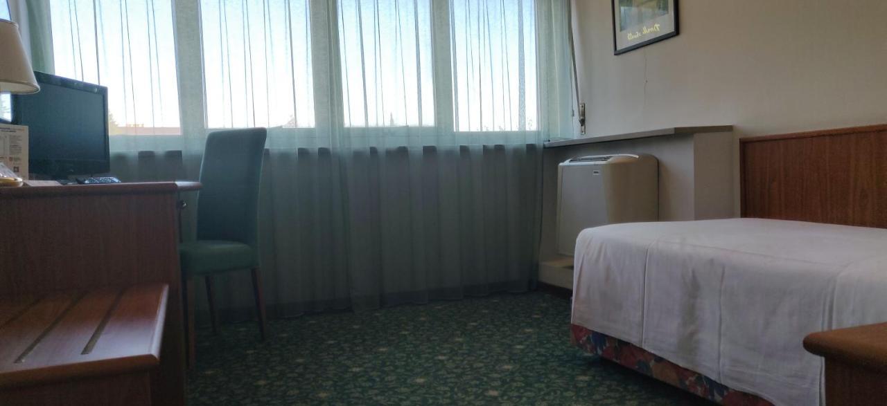 Hotel Cristallo Удине Экстерьер фото