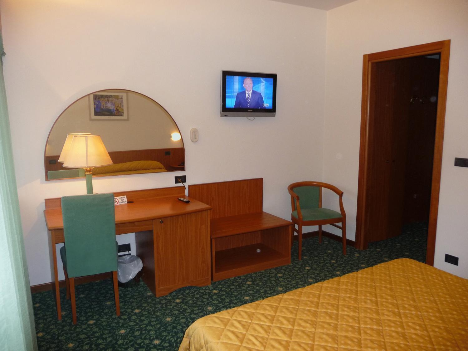 Hotel Cristallo Удине Экстерьер фото