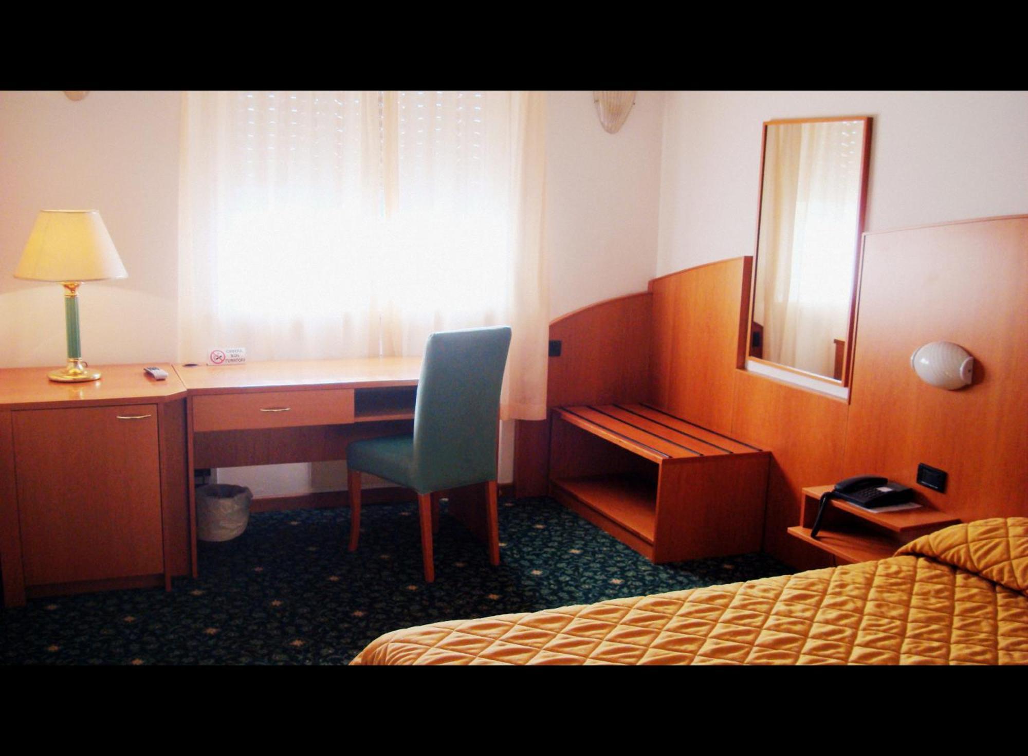 Hotel Cristallo Удине Экстерьер фото