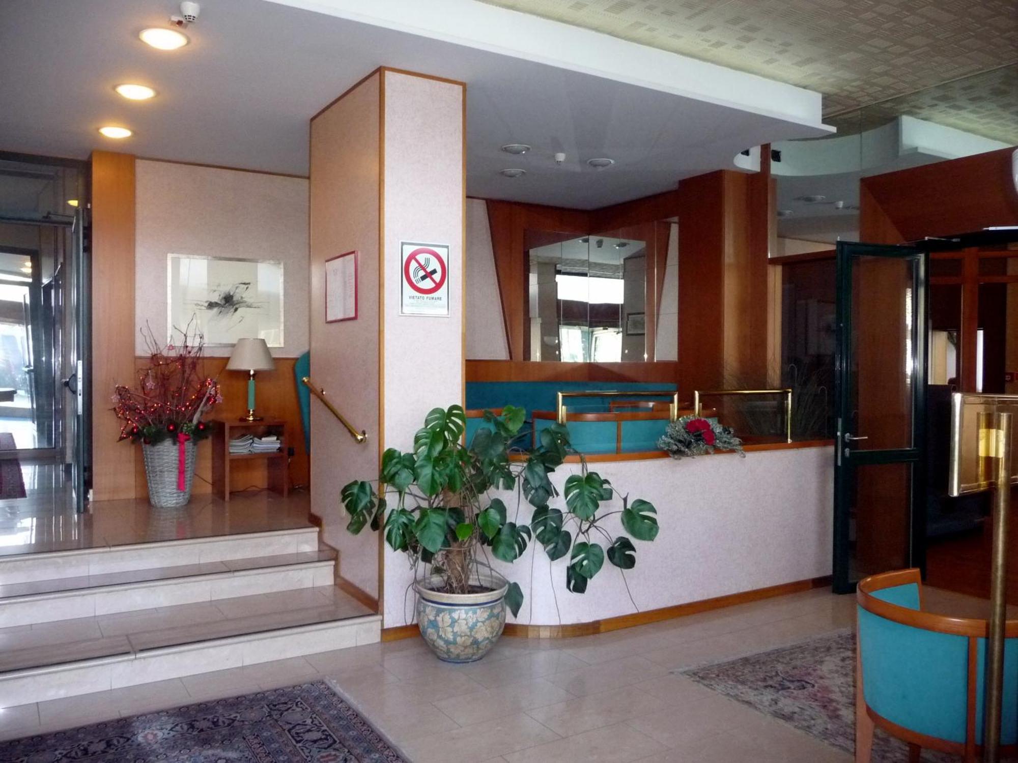 Hotel Cristallo Удине Экстерьер фото