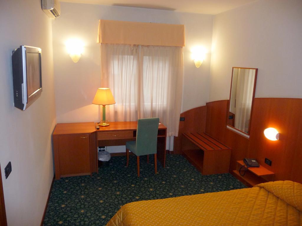 Hotel Cristallo Удине Экстерьер фото