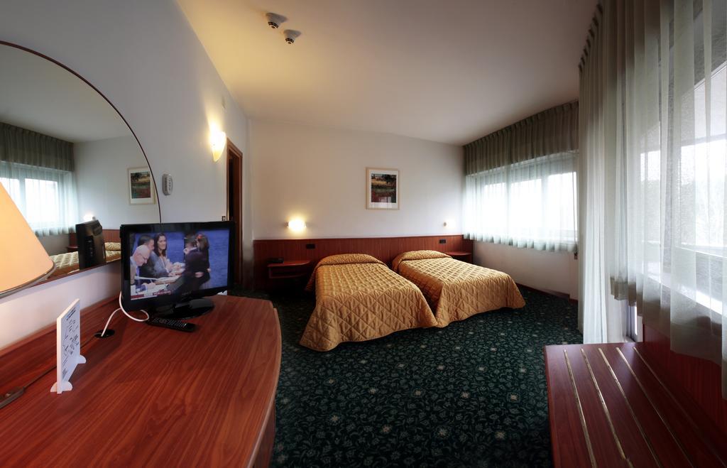 Hotel Cristallo Удине Экстерьер фото